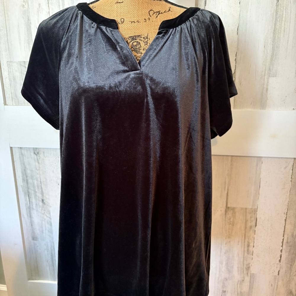 LANE BRYANT TOP - SIZE 14/16 VELOUR PLEAT FRONT BLACK - NWT